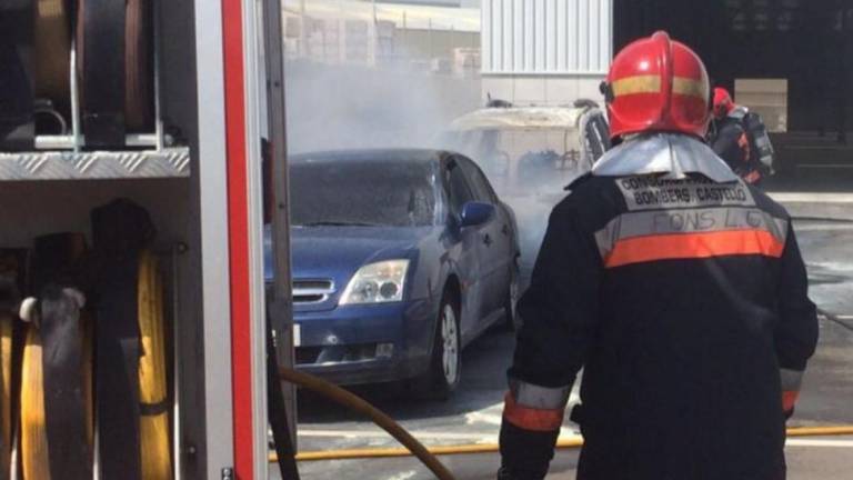 Arden dos coches en una empresa cerámica de Onda