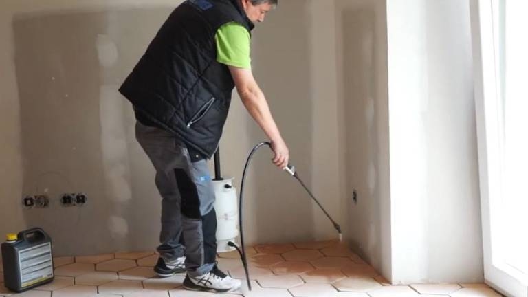 Protección pre-rejuntado con PRW200, utilizando pulverizador. $!Protección pre-rejuntado con PRW200, utilizando pulverizador.