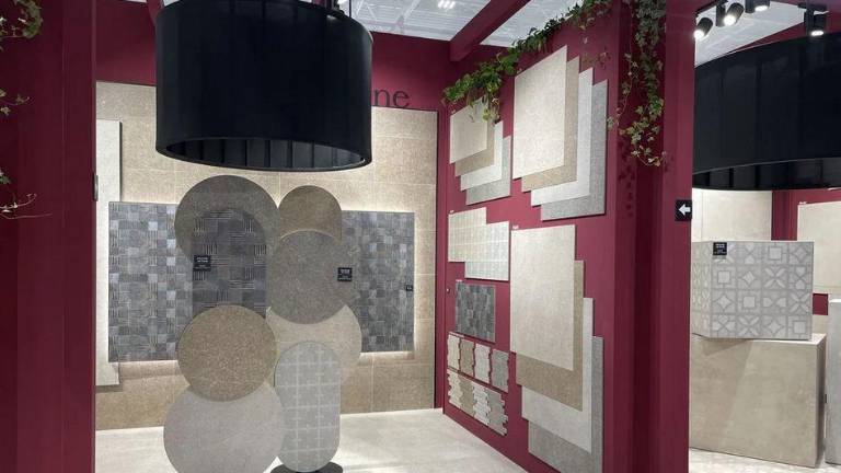 Los volúmenes superpuestos dotan una muestra de azulejos de mucha personalidad. Este es un ejemplo del estand de Saloni en Cersaie 2021. $!Los volúmenes superpuestos dotan una muestra de azulejos de mucha personalidad. Este es un ejemplo del estand de Saloni en Cersaie 2021.