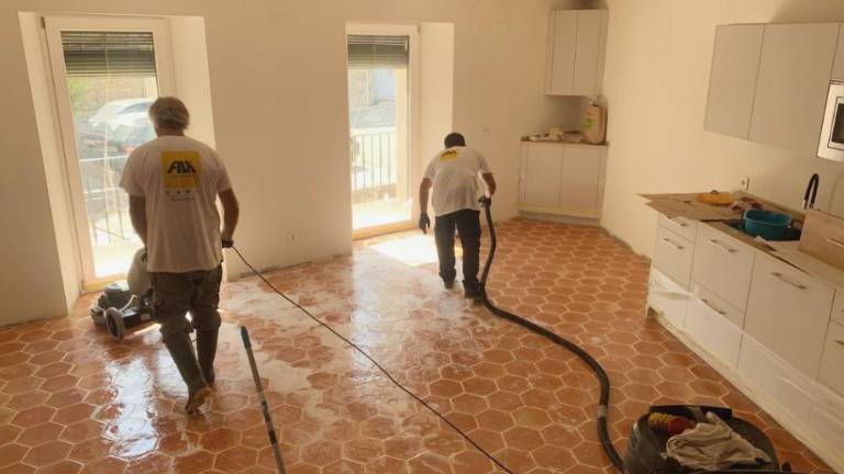 Limpieza final de obra con DETERDEK PRO con máquina rotativa y aspirador de líquidos $!Limpieza final de obra con DETERDEK PRO con máquina rotativa y aspirador de líquidos