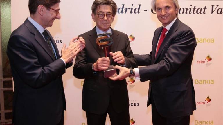 Héctor Colonques recoge el Premio Conexus otorgado a Porcelanosa