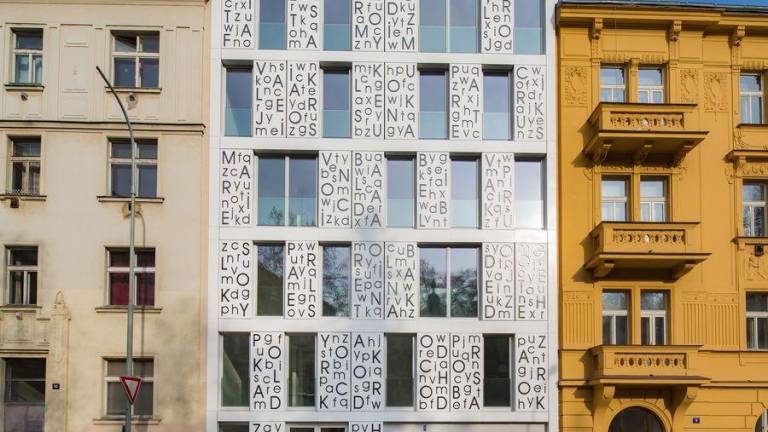 Una original fachada 'poética' en Praga