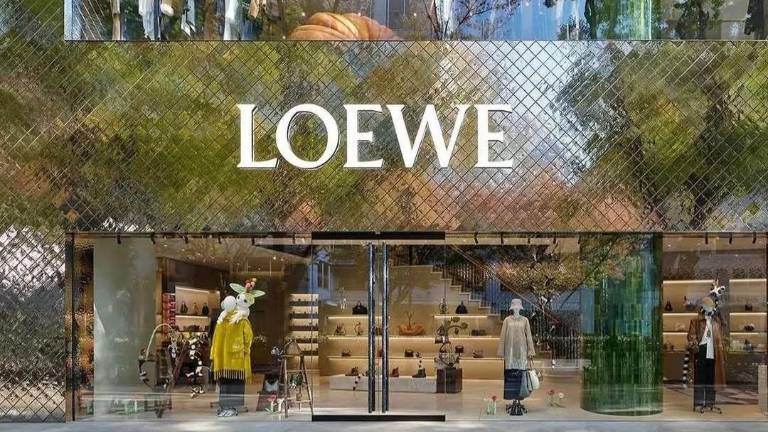 Casa Loewe en Tokio | 20.700 piezas cerámicas 15x15 recubren la fachada de la nueva tienda de la marca