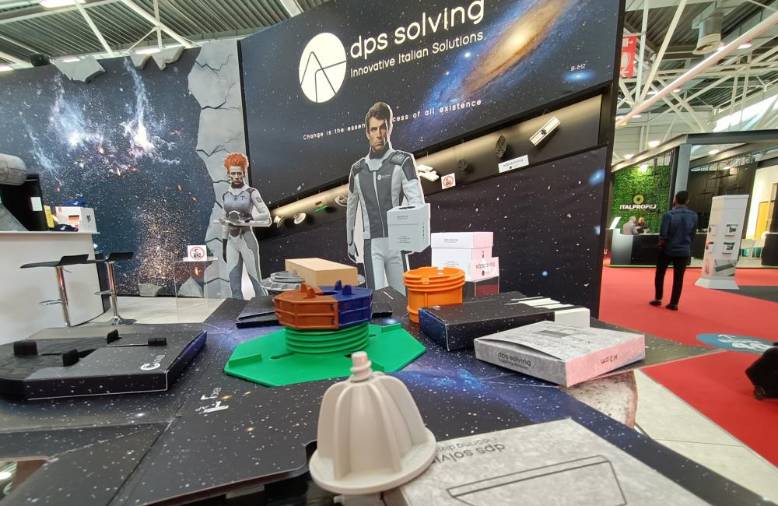 Galería de Fotos | El estand viral de DPS Solving en Cersaie: una nave espacial y sus tripulantes