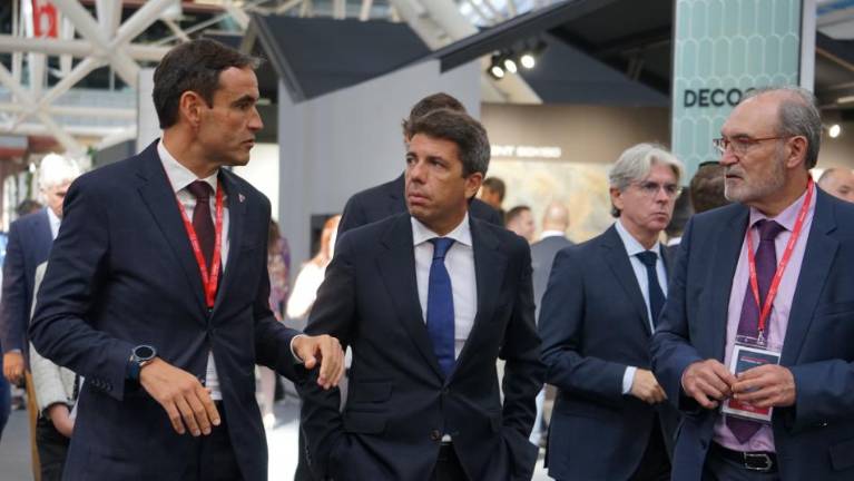 Carlos Mazón, flanqueado por el presidente de Anffecc, Fernando Fabra, y el máximo responsable de Ascer, Vicente Nomdedeu. $!Carlos Mazón, flanqueado por el presidente de Anffecc, Fernando Fabra, y el máximo responsable de Ascer, Vicente Nomdedeu.