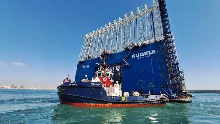 El dique flotante más grande de Europa llega al puerto de València
