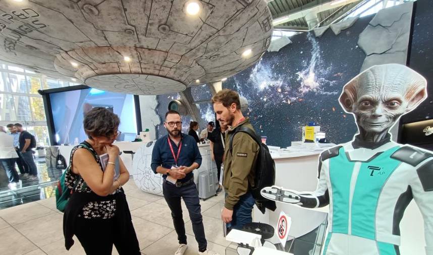 Galería de Fotos | El estand viral de DPS Solving en Cersaie: una nave espacial y sus tripulantes