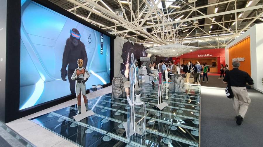 Galería de Fotos | El estand viral de DPS Solving en Cersaie: una nave espacial y sus tripulantes