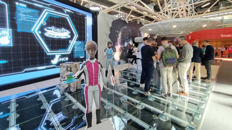Galería de Fotos | El estand viral de DPS Solving en Cersaie: una nave espacial y sus tripulantes