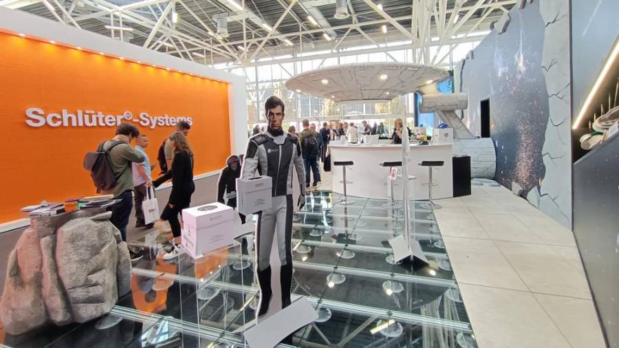 Galería de Fotos | El estand viral de DPS Solving en Cersaie: una nave espacial y sus tripulantes