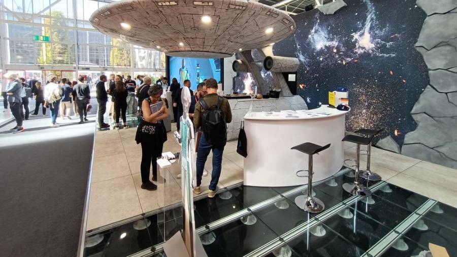 Galería de Fotos | El estand viral de DPS Solving en Cersaie: una nave espacial y sus tripulantes