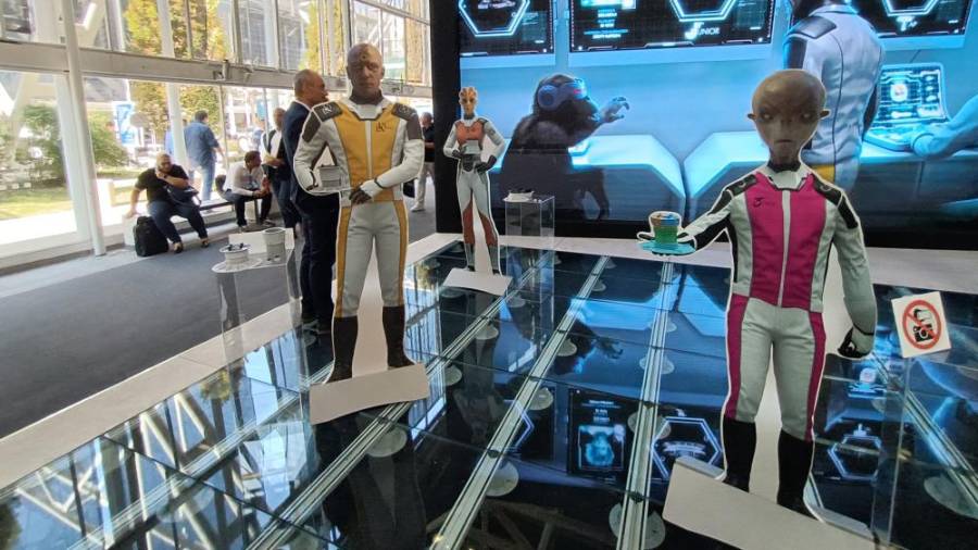 Galería de Fotos | El estand viral de DPS Solving en Cersaie: una nave espacial y sus tripulantes