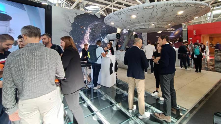Galería de Fotos | El estand viral de DPS Solving en Cersaie: una nave espacial y sus tripulantes