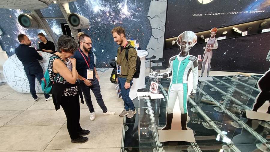 Galería de Fotos | El estand viral de DPS Solving en Cersaie: una nave espacial y sus tripulantes
