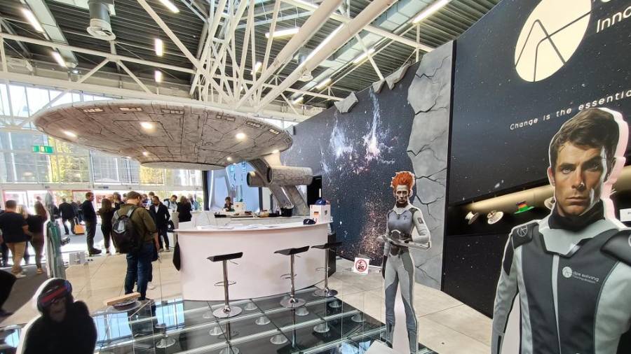 Galería de Fotos | El estand viral de DPS Solving en Cersaie: una nave espacial y sus tripulantes