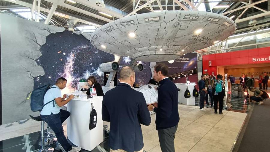 Galería de Fotos | El estand viral de DPS Solving en Cersaie: una nave espacial y sus tripulantes