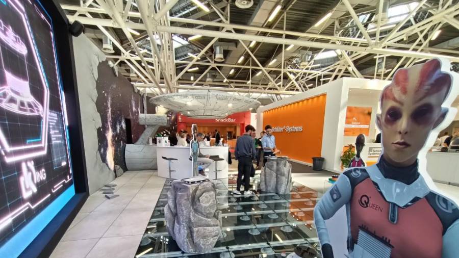 Galería de Fotos | El estand viral de DPS Solving en Cersaie: una nave espacial y sus tripulantes