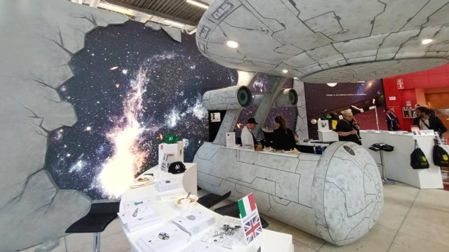 Galería de Fotos | El estand viral de DPS Solving en Cersaie: una nave espacial y sus tripulantes