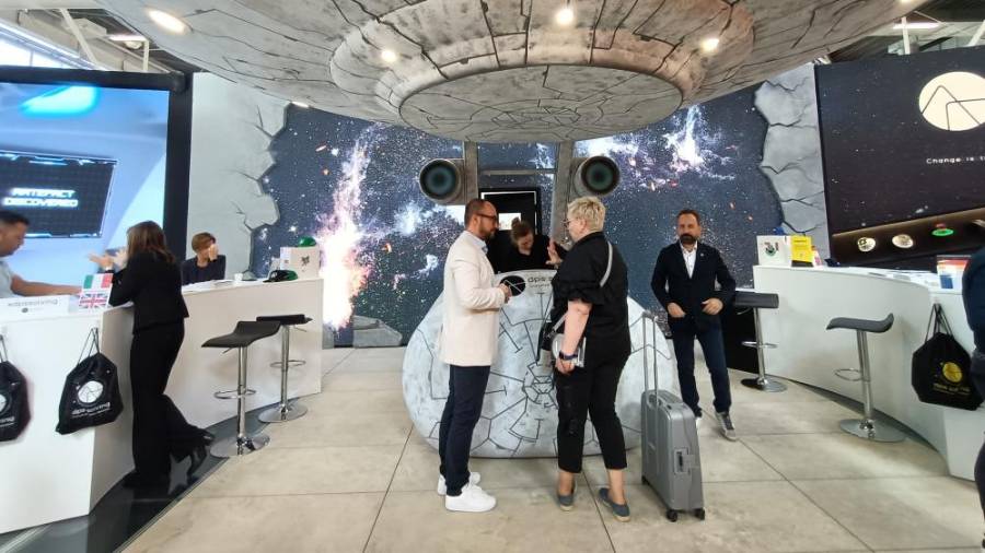 Galería de Fotos | El estand viral de DPS Solving en Cersaie: una nave espacial y sus tripulantes