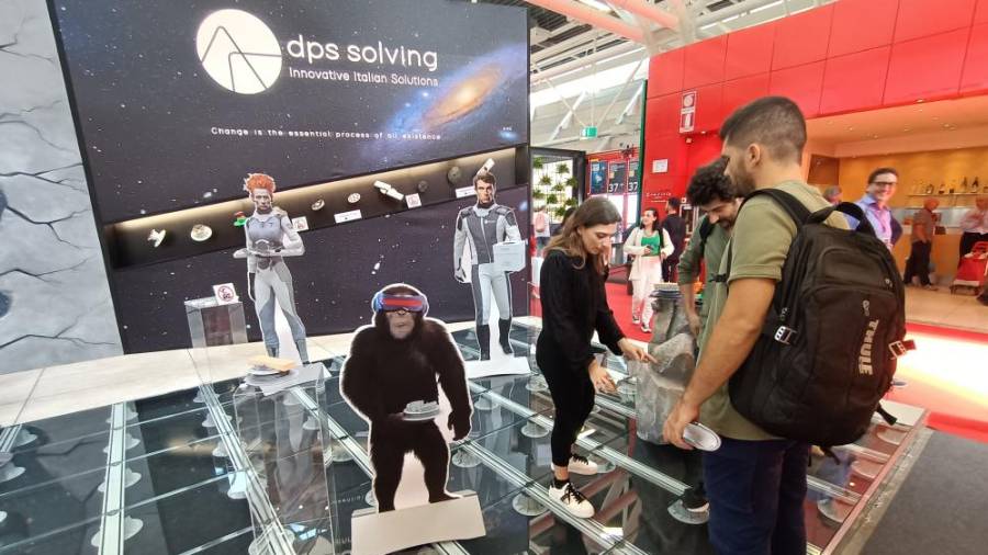 Galería de Fotos | El estand viral de DPS Solving en Cersaie: una nave espacial y sus tripulantes