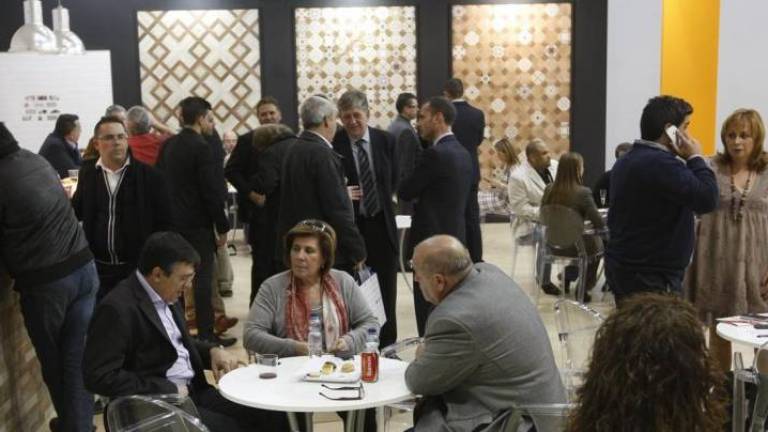 El azulejo reactiva su esfuerzo en España por el frenazo productivo