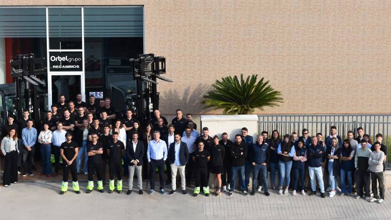Parte del equipo de Orbelgrupo frente a la sede central situada en Almassora, desde donde la empresa coordina sus operaciones y proyectos
