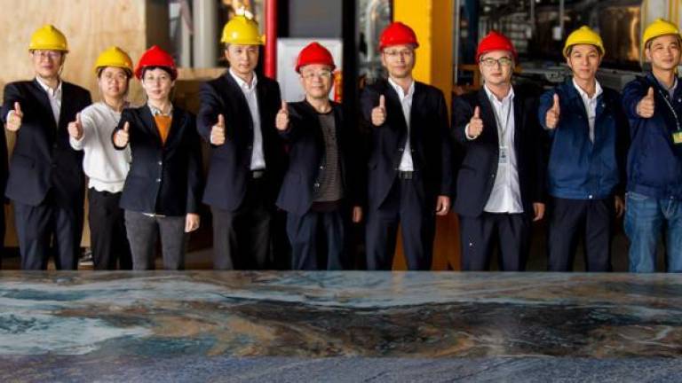 Fabrican en China una pieza cerámica de 1,8x6,1 metros