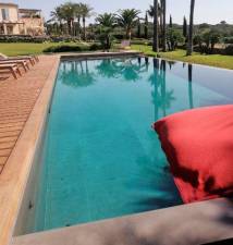 $!Interior de piscina con Coverlam Tempo 1000x3000 mm.