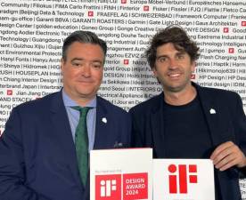 Jesús Damiá, Executive Sales Director de Azuvi, y el arquitecto Pablo Alonso Nomdedeu, diseñador del estand de la marca en Cersaie 2023.