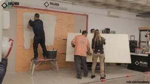 Vídeo | Formación sobre grandes formatos en la Rubi Academy con la colaboración de Fila, Grupo Puma, Neolith y Schlüter-Systems
