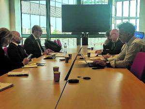 $!El presidente de Ascer, Vicente Nomdedeu, y el secretario general, Alberto Echavarría, en una reunión en Bruselas, ayer.