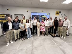 El equipo de Fila Solutions Iberia, junto a representantes de la matriz en las instalaciones de la firma en Xilxes (Castellón).
