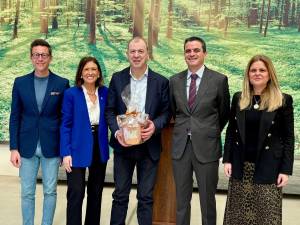 José Vicente Tomás, gerente de Kerajet, recibió una Caldera, símbolo de Almassora como reconocimiento a su trayectoria empresarial por parte de la representación del Ayuntamiento de la localidad castellonense.