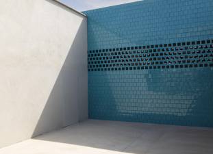 $!El eje central de la Escuela Infantil Europa se reviste con piezas vidriadas de Fabresa.