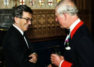 Hector Colonques, presidente de Porcelanosa Grupo, y el entonces principe de Gales, en una cena de gala celebrada en el castillo de Windsor en 2016.