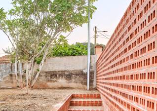 $!Casa sobre un zócalo de ladrillo, un trabajo de Ágora Arquitectura.