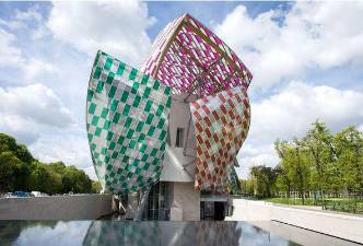 $!Vista exterior de la Fundación Louis Vuitton que exhibe la obra de arte temporal «Observatorio de la luz», del artista galo Danuel Buren, en París (Francia) hoy, 3 de mayo de 2016. El edificio, diseñado por el arquitecto Frank Gehry y formada con 3.600 piezas de cristal, está cubierta con filtros de colores para la obra de arte in situ.