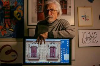 Lluís Duran, en el despacho de su casa, donde ha dado forma al libro ‘Barcelona esgrafiada’. / Maite Cruz