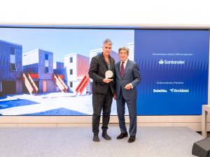 Héctor Colonques, presidente de Porcelanosa, entrega al arquitecto Alejandro Aravena el Premio Honorífico de Arquitectura Internacional 2025.