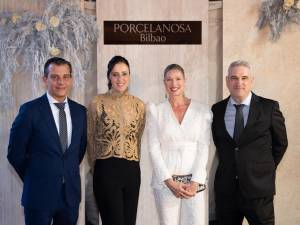 La presentadora de televisión y actriz Anne Igartiburu en la inauguración de la tienda Porcelanosa Bilbao junto dirección de Porcelanosa.