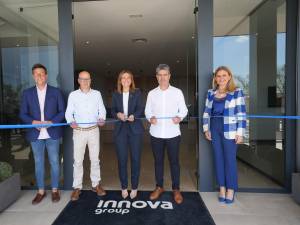 El corte de la cinta de la nueva instalación de Innova Group en Almassora.