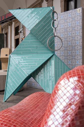 Galería de fotos | Once objetos de cerámica española reinventan en Milán el mundo del souvenir