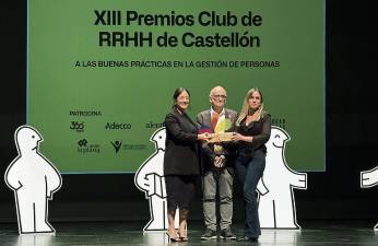 Maria Álvarez y Elena Rubert, de Smalticeram España, durante la entrega del galardón en el Paranimf de la Universitat Jaume I en Castelló.