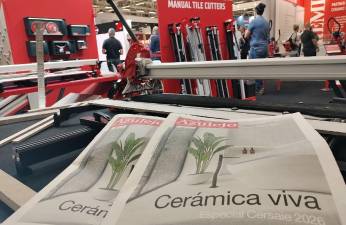 Dos ejemplares de El Periódico del Azulejo en el estand de Rubi, en el Pabellón 19 de Cersaie 2026.