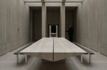 Neolith Strata Argentum en mesa y revestimiento de suelo y pared..