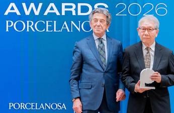 Héctor Colonques, presidente de Porcelanosa Grupo, entrega al arquitecto Riken Yamamoto, el galardón Premio Honorífico de Arquitectura Internacional 2026.