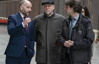 El secretario general de Ascer, Alberto Echavarría, durante la visita de representantes de la UE a una empresa cerámica.