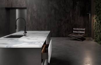 $!Neolith El Estatuario en encimera de cocina y revestimiento de armario de cocina.