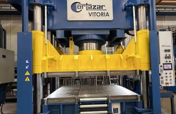 Molde Azul incorpora una nueva prensa hidráulica de gran formato para ampliar su capacidad productiva