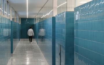 $!Detalle del interior del edificio, creado para optimizar su mantenimiento y su estética colorista.